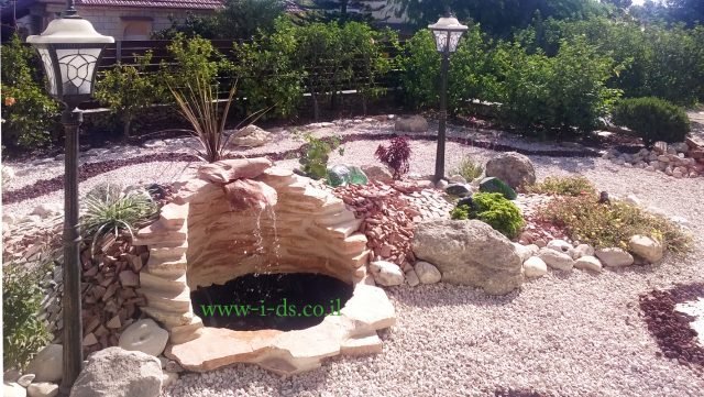 עיצוב ותכנון מפלי מים ומזרקות בגינה לבתים פרטיים ובמרפסת. אדריכלית אירנה פטרושקו.